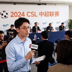 体育新闻配图：一位记者在新闻发布会上提问，背景显示赛事Logo